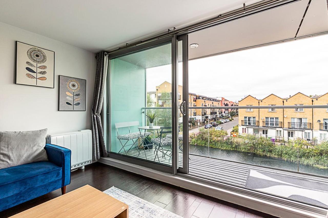 Airy 2-bedroom Flat With Balcony Lägenhet London