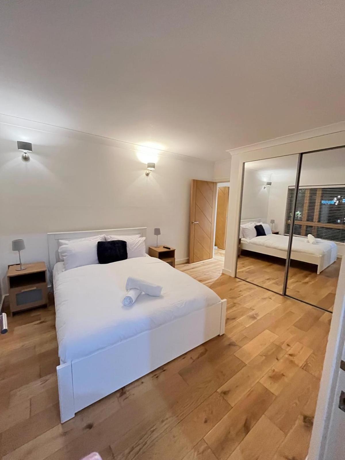 Lejlighed Luxury Riverside Retreat With Bath Jacuzzi London