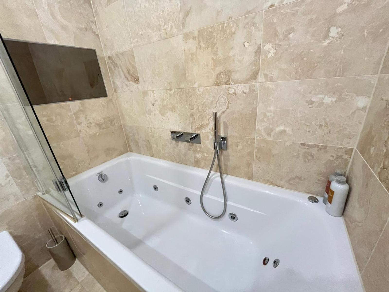 Luxury Riverside Retreat With Bath Jacuzzi Lejlighed