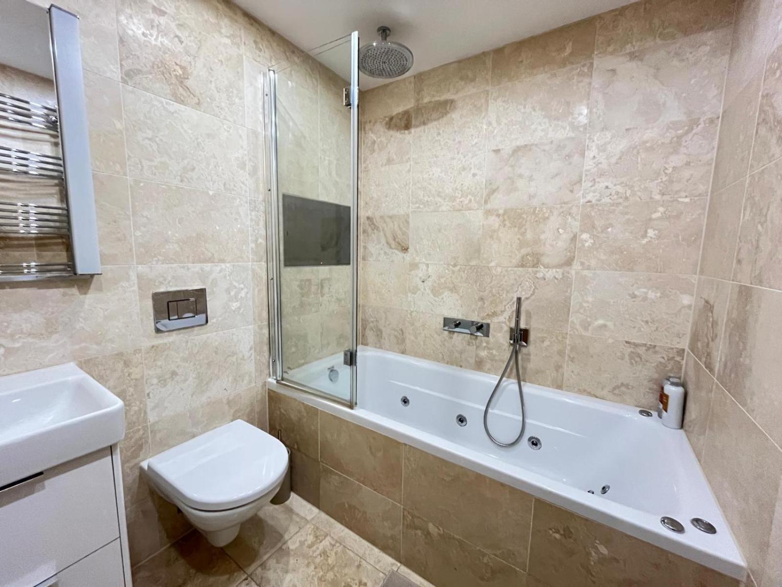 Luxury Riverside Retreat With Bath Jacuzzi Lejlighed London