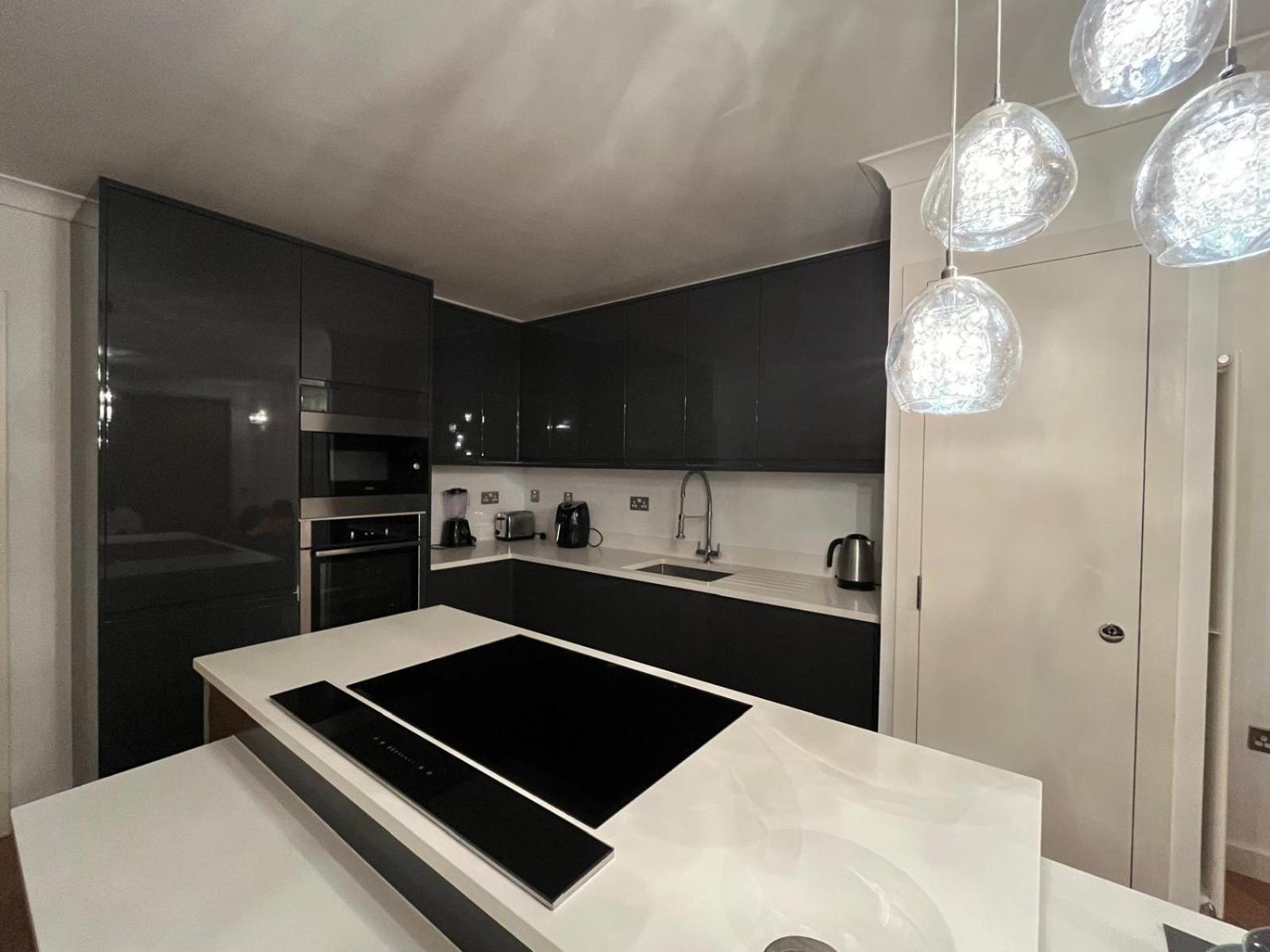 Lejlighed Luxury Riverside Retreat With Bath Jacuzzi London