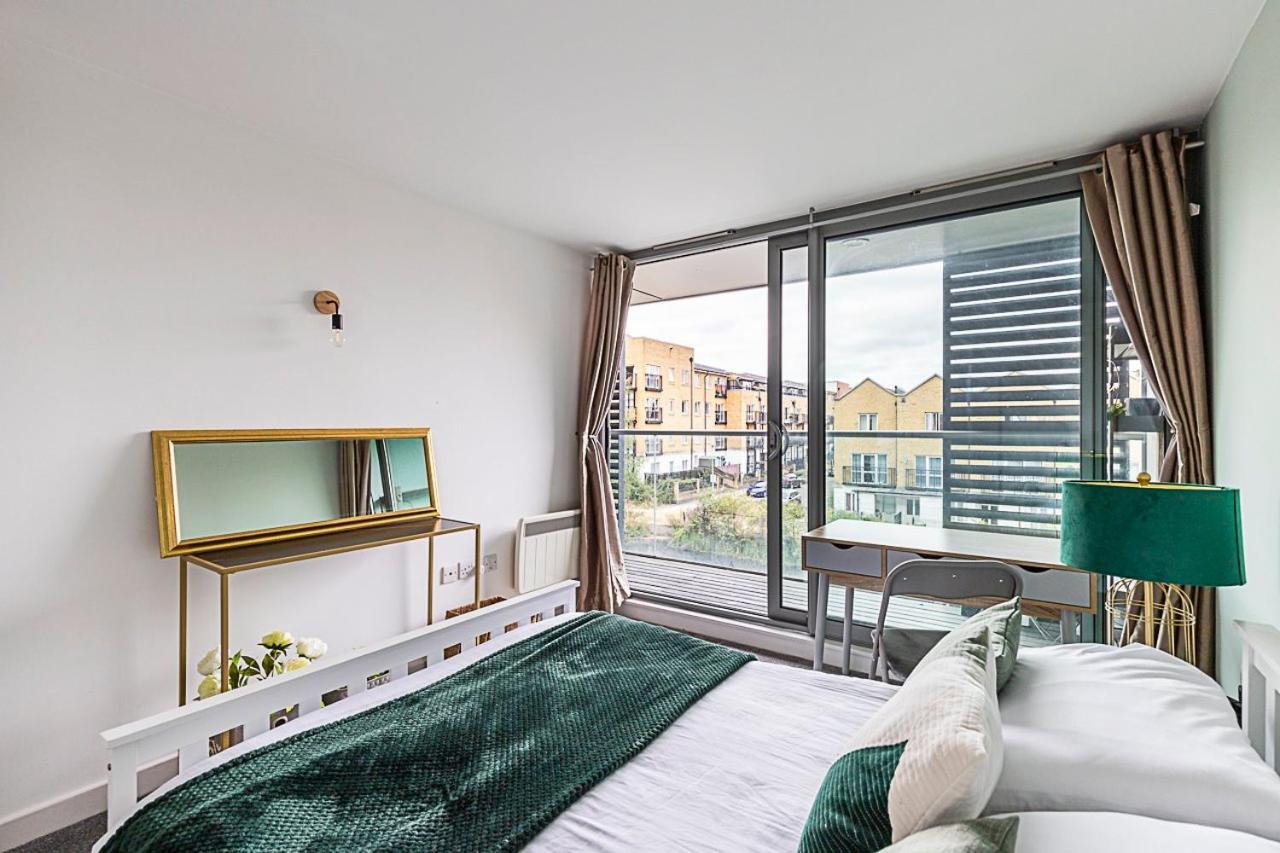 Lägenhet Airy 2-bedroom Flat With Balcony *