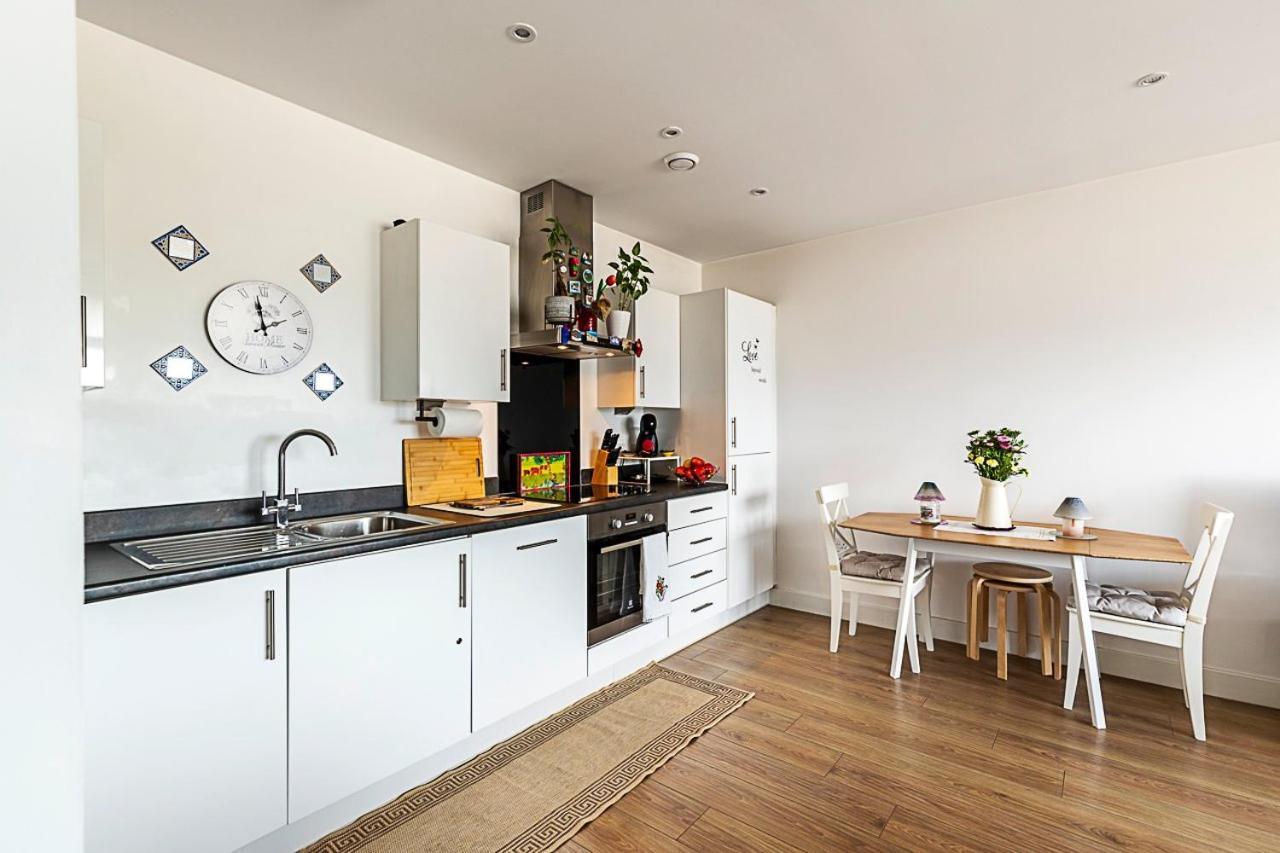 Apartment Canary Wharf Retreat With Scenic Balcony Views London