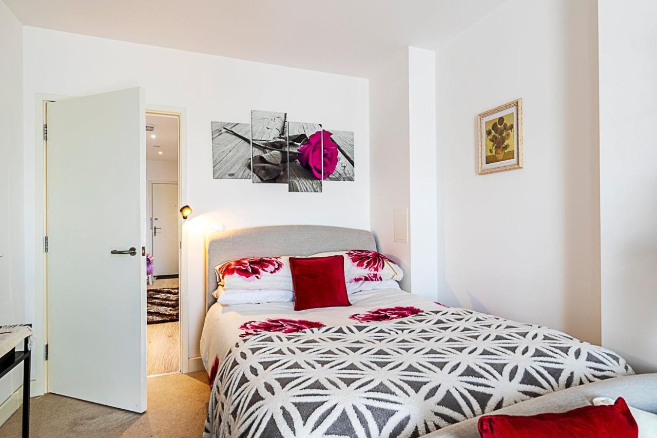 Apartment Canary Wharf Retreat With Scenic Balcony Views London