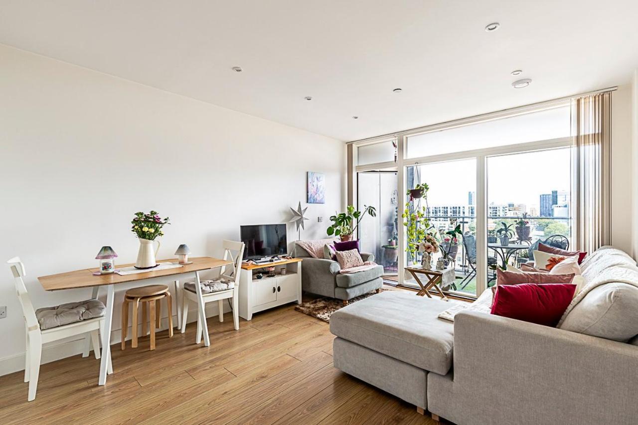 Canary Wharf Retreat With Scenic Balcony Views *