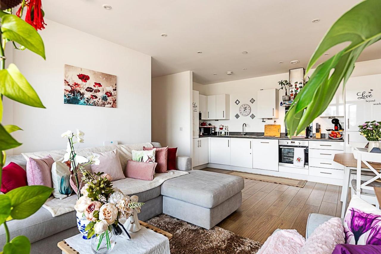 Canary Wharf Retreat With Scenic Balcony Views London