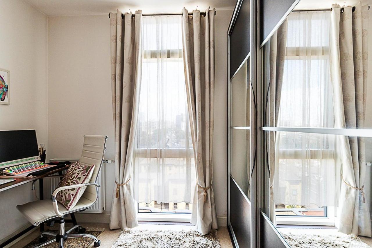 Canary Wharf Retreat With Scenic Balcony Views * London