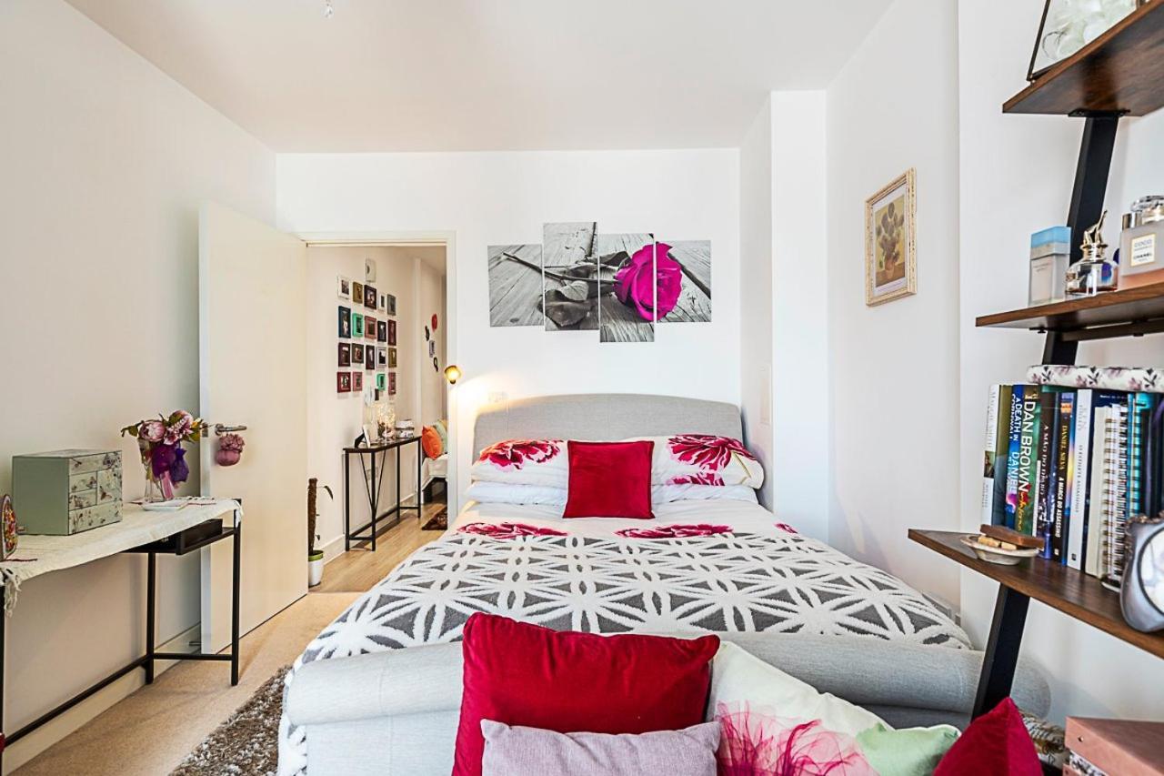 Apartment Canary Wharf Retreat With Scenic Balcony Views London