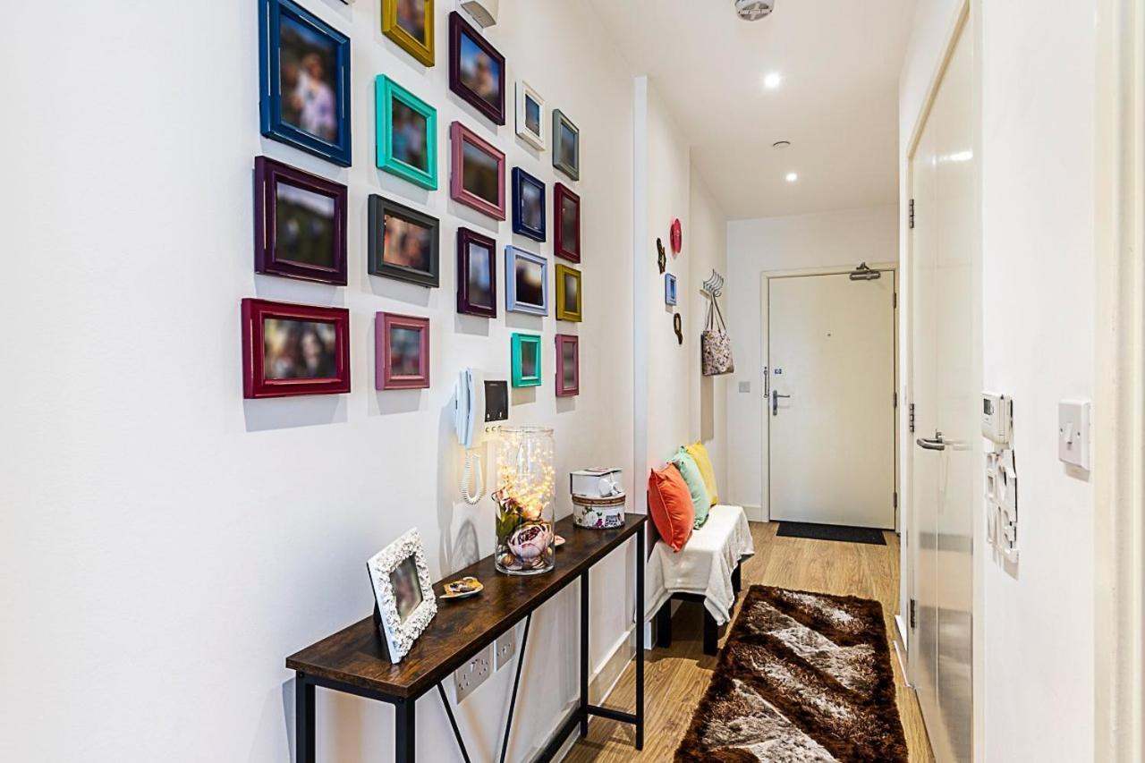 Canary Wharf Retreat With Scenic Balcony Views *