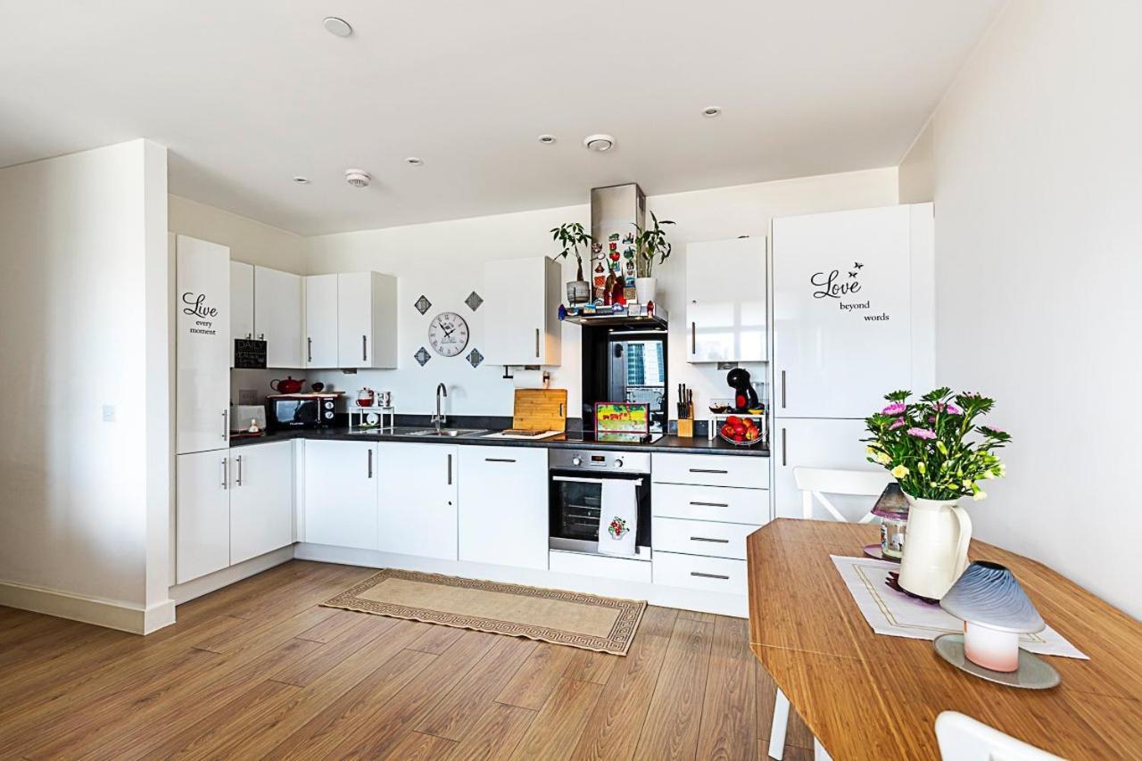 Apartment Canary Wharf Retreat With Scenic Balcony Views