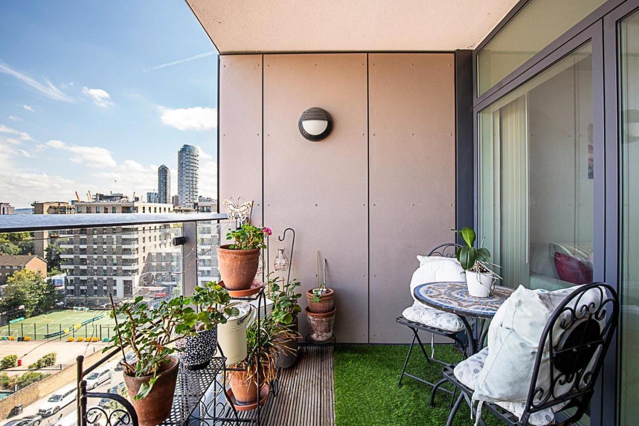 Canary Wharf Retreat With Scenic Balcony Views Apartment *