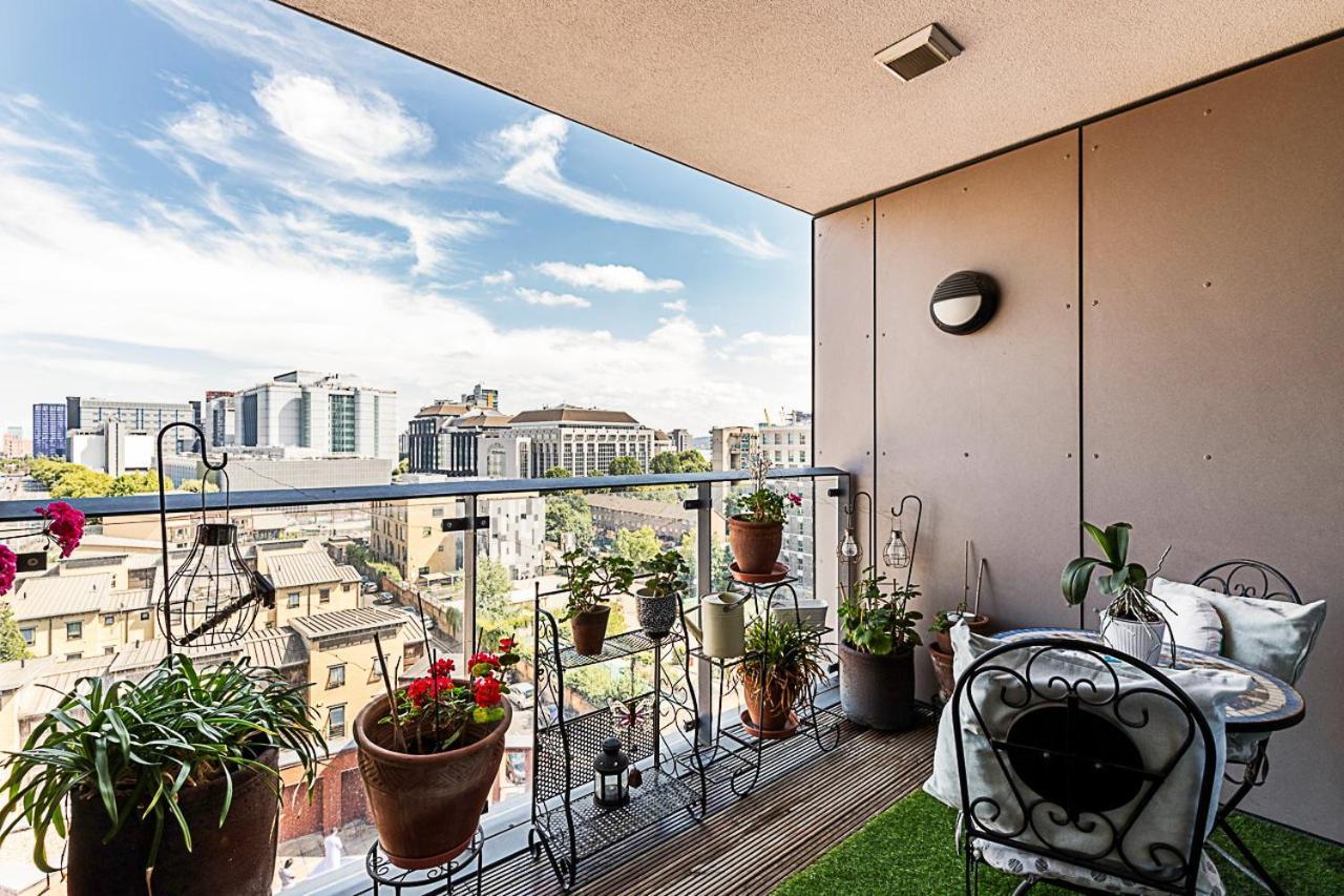 Canary Wharf Retreat With Scenic Balcony Views Apartment London