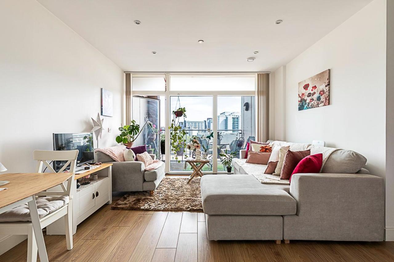 Apartment Canary Wharf Retreat With Scenic Balcony Views London