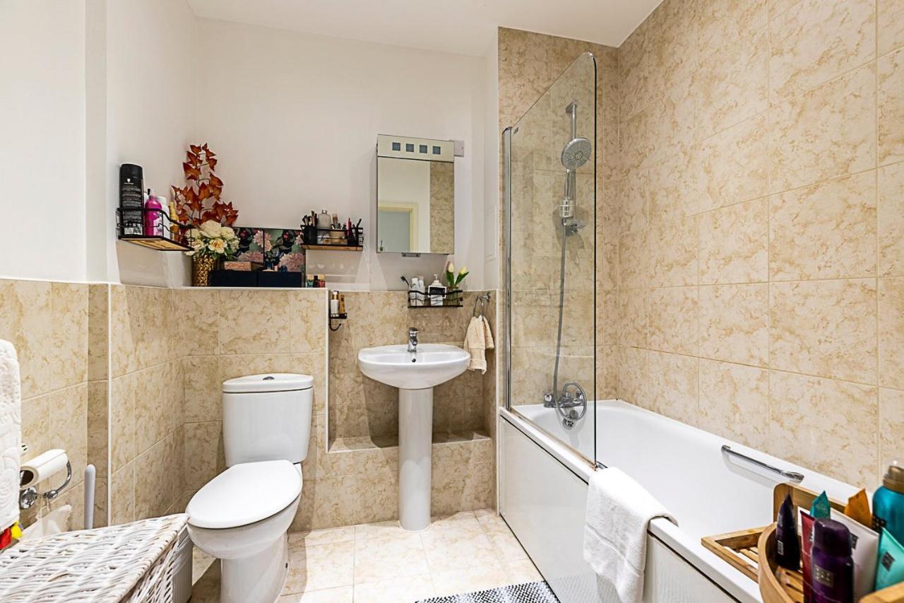 Canary Wharf Retreat With Scenic Balcony Views *