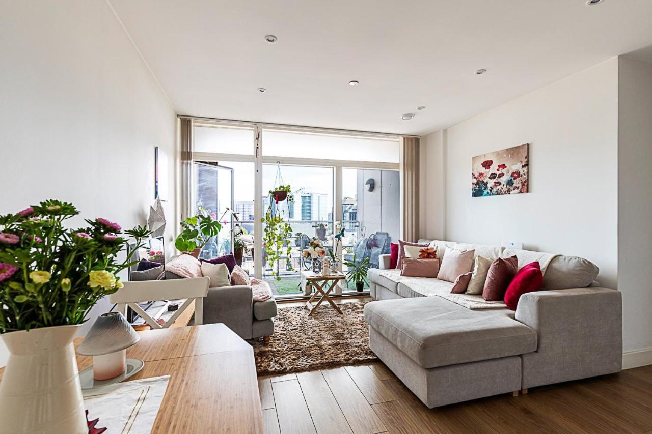 Canary Wharf Retreat With Scenic Balcony Views London
