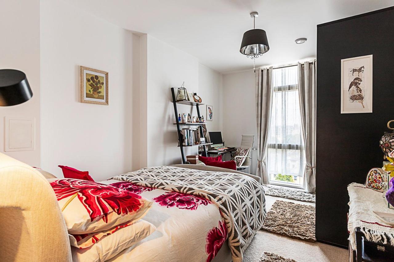 Canary Wharf Retreat With Scenic Balcony Views Apartment