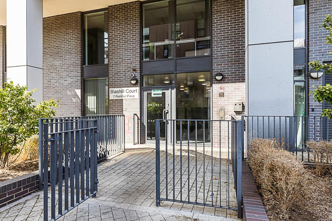 Canary Wharf Retreat With Scenic Balcony Views *