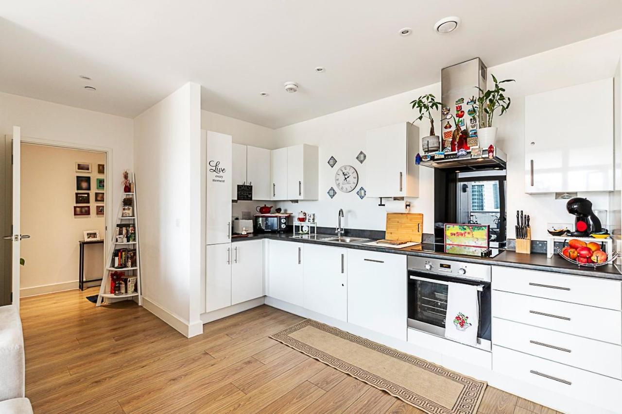Canary Wharf Retreat With Scenic Balcony Views * London