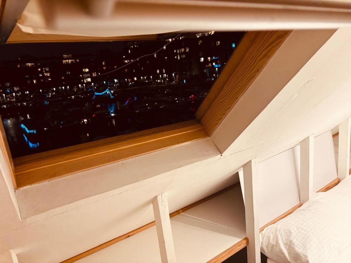 2 Bed Overlooking The Marina, Tower Bridge! Holiday home