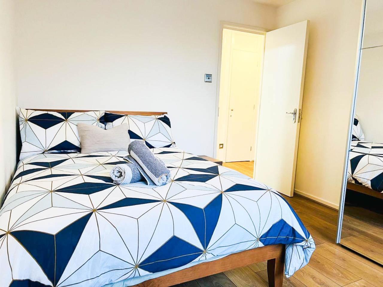 Apartment Lovely 2 Bedroom Flat With Free Parking, Great Transport Links To London, The Excel Centre, Canary Wharf And The O2!