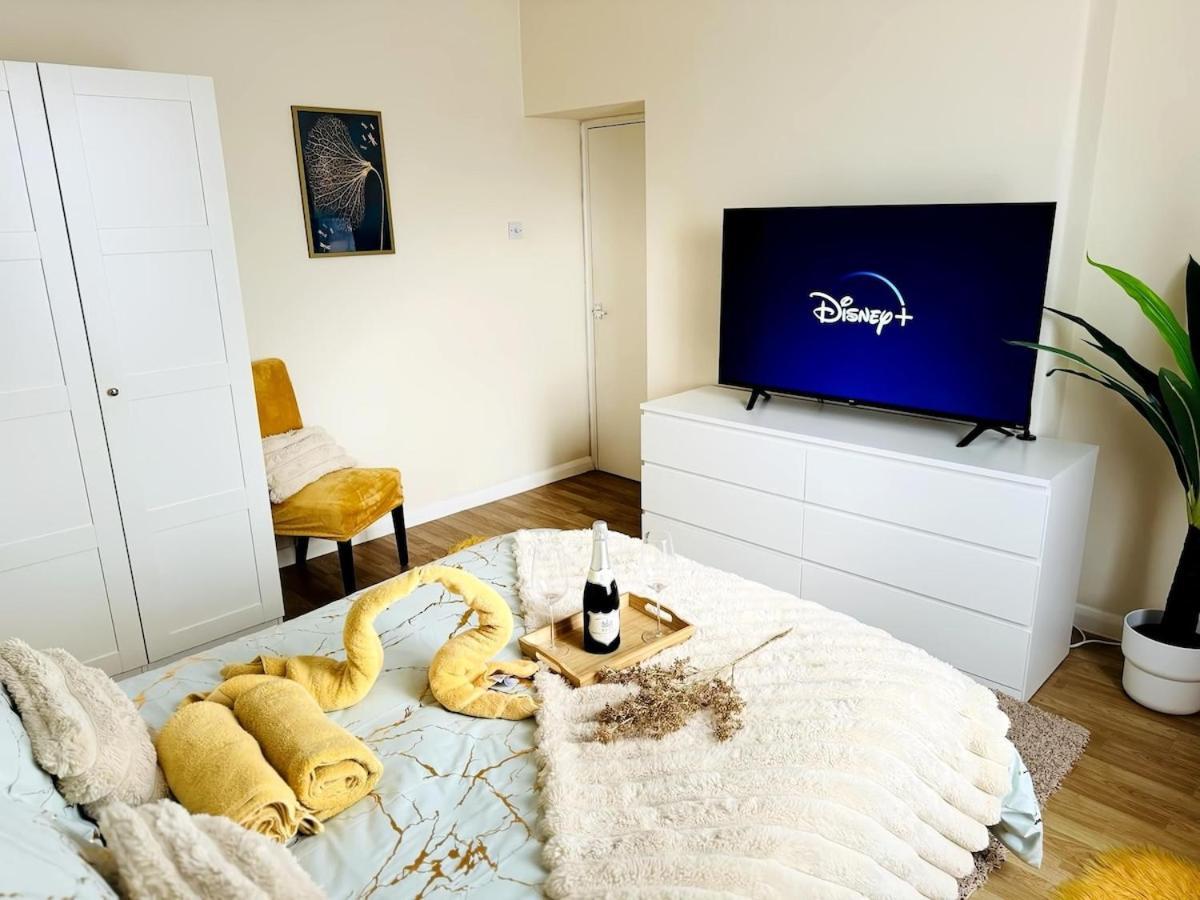 Apartment Beautiful On Bridge! London