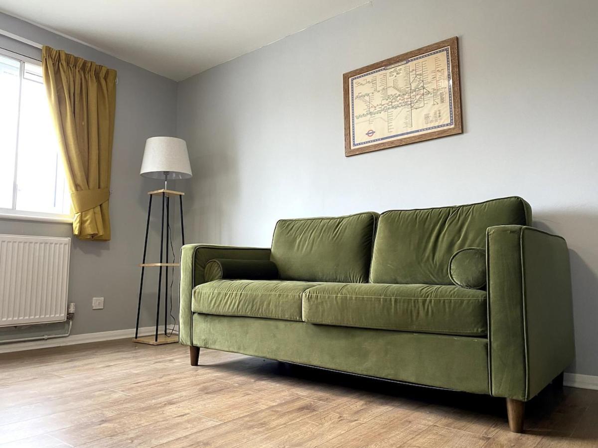 Living In Zone 2 With Free Parking Lägenhet London