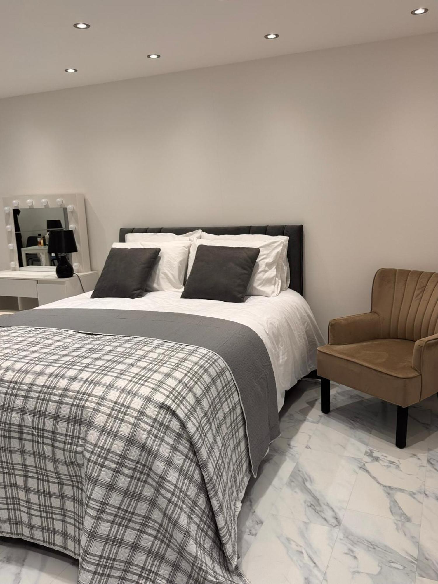 Lejlighed Modern House E15 Stratford - Sleeps 2 - 9, Fast Links To London, Near O2, Greenwich & Olympic Park, Child-friendly Garden, Free Parking