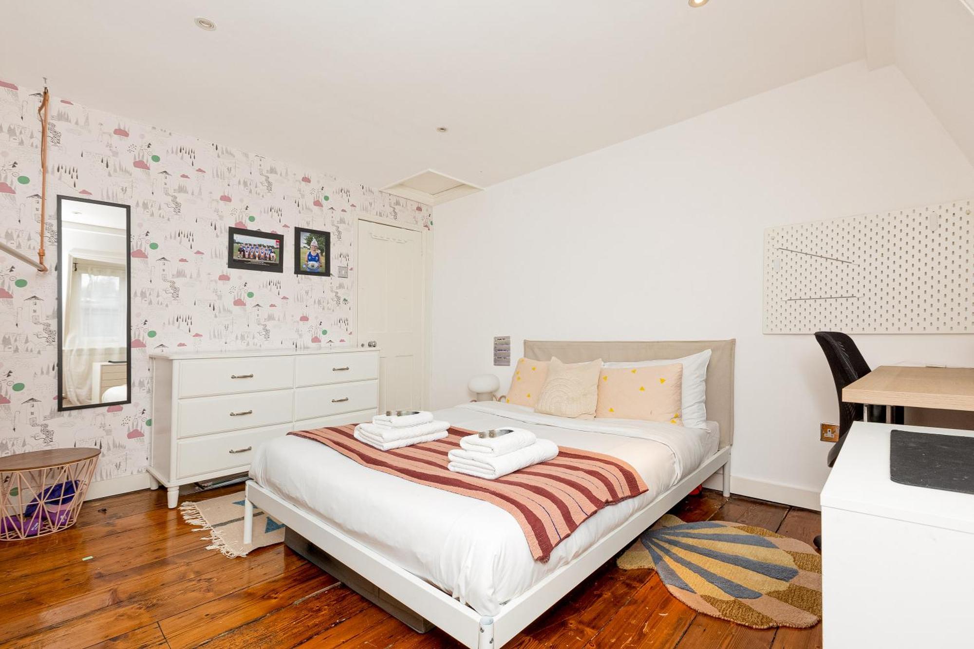 3br 3lvl Home, Garden & Parking, 5min Greenwich St Lägenhet *