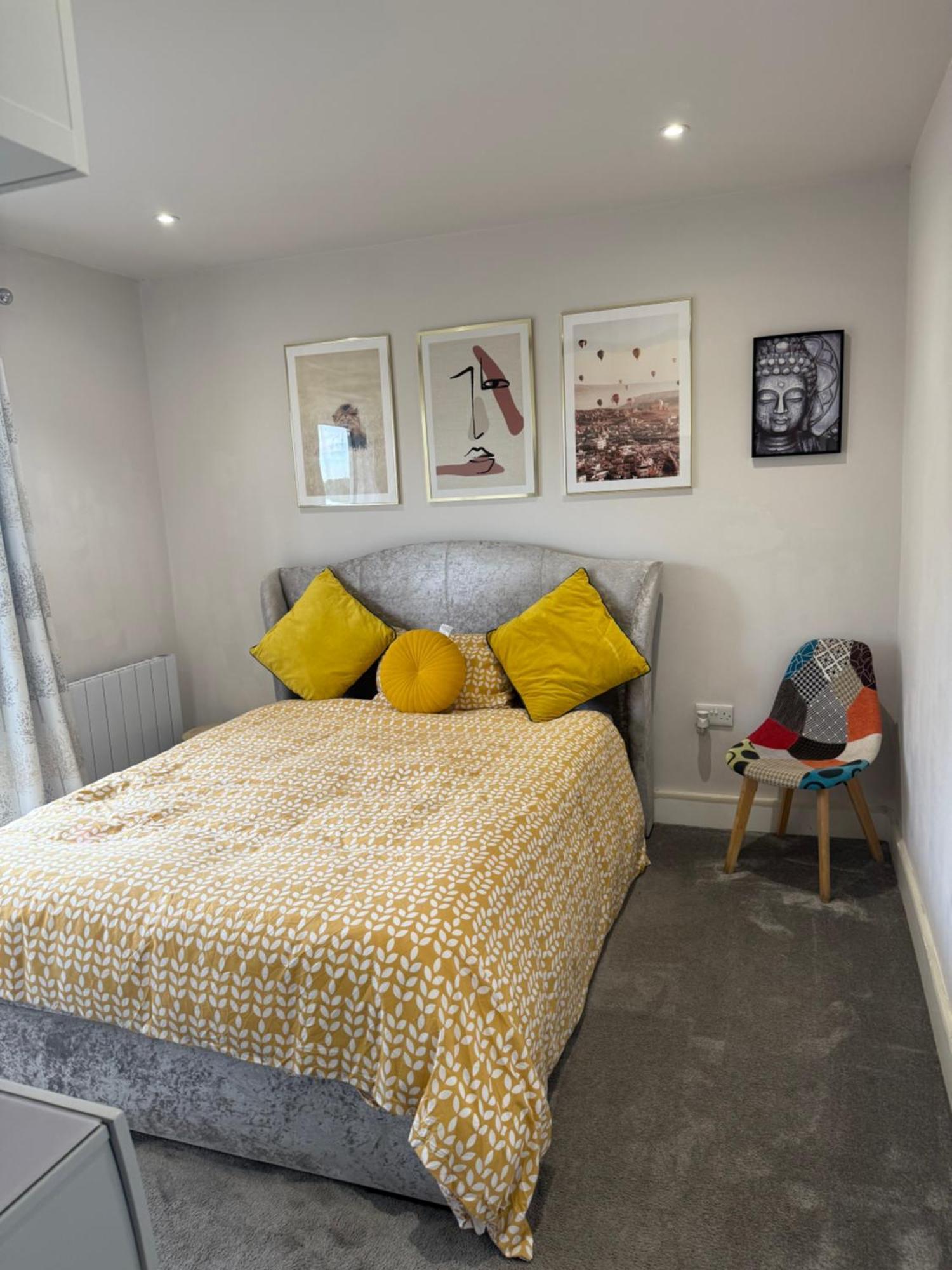 Luxury Spacious Flat Close To