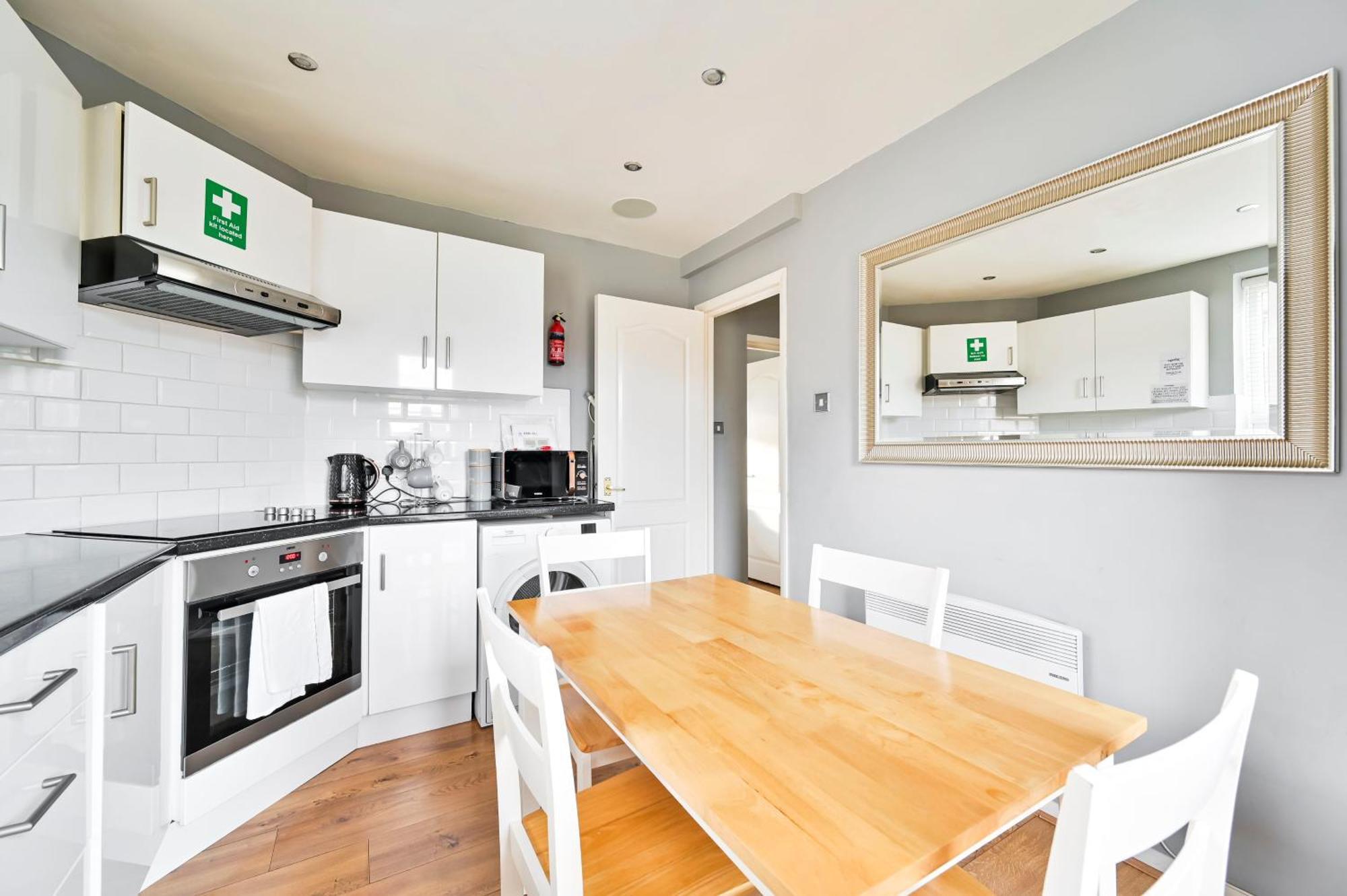 Cosy 1-Bed E15, Sleeps 4, 1 Min From Tube Station Near O2 Arena * Londen