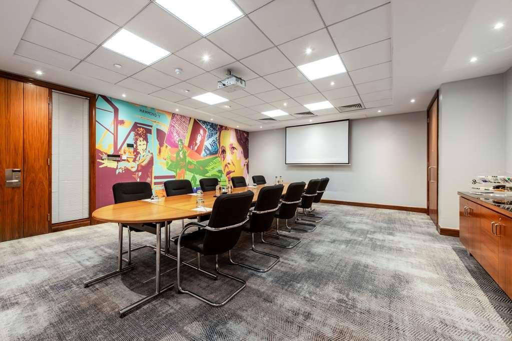 Radisson Red Heathrow Hotel *
