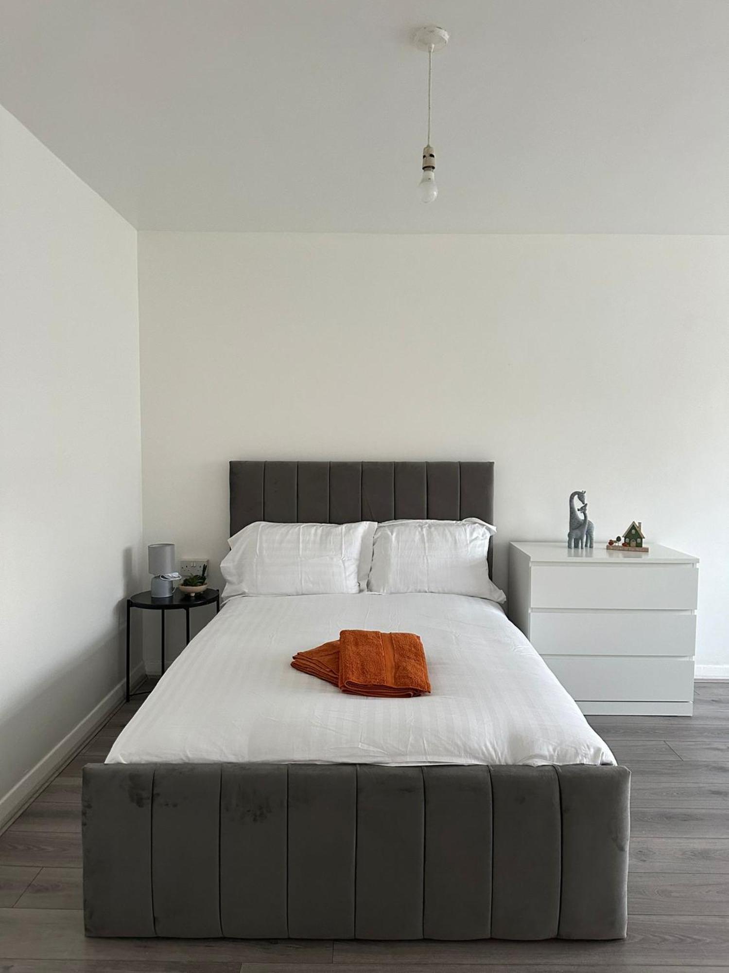 Modern In A 4 Bedroom Flat In London, Shared Bathroom! * London