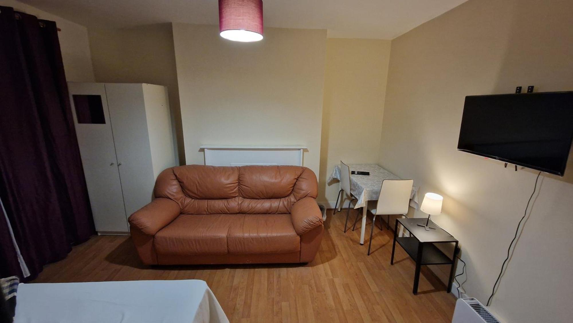 The Cosy Newcourt House, 6-sleeper - 15 Minutes From Zone 1 Lägenhet *