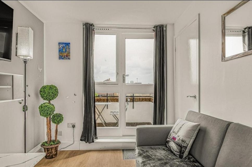 Amazing Marina-overlooking 1bed London