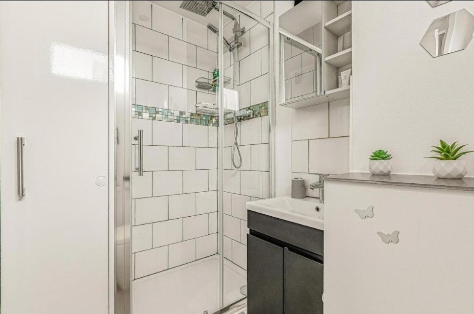 Amazing Marina-overlooking 1bed * London