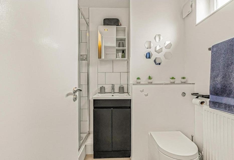 Amazing Marina-overlooking 1bed * London