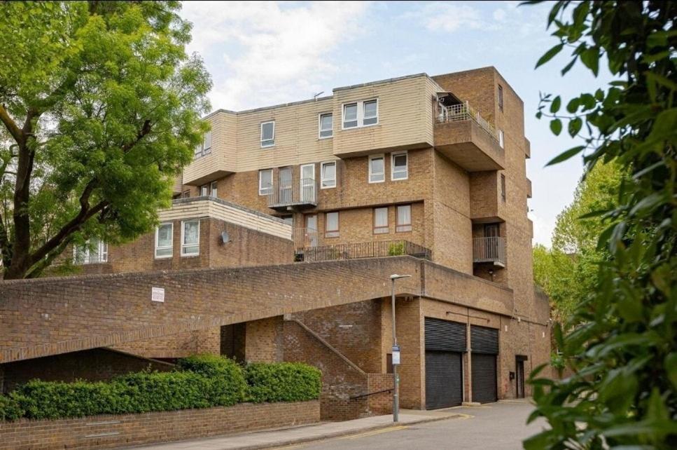 Amazing Marina-overlooking 1bed * London