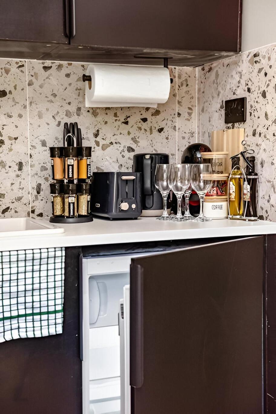 Glam Compact With Chic Kitchenette Leilighet London