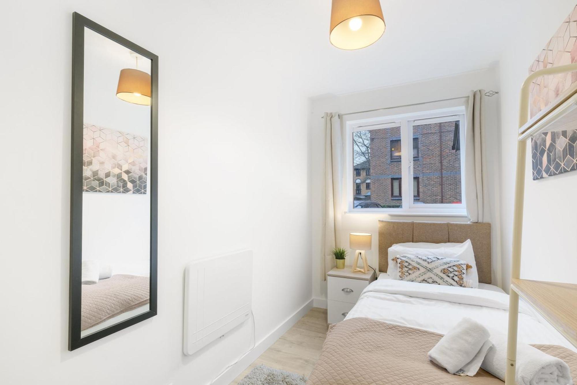 Charming 2-bedroom, 1-bathroom In Transom Square Leilighet London