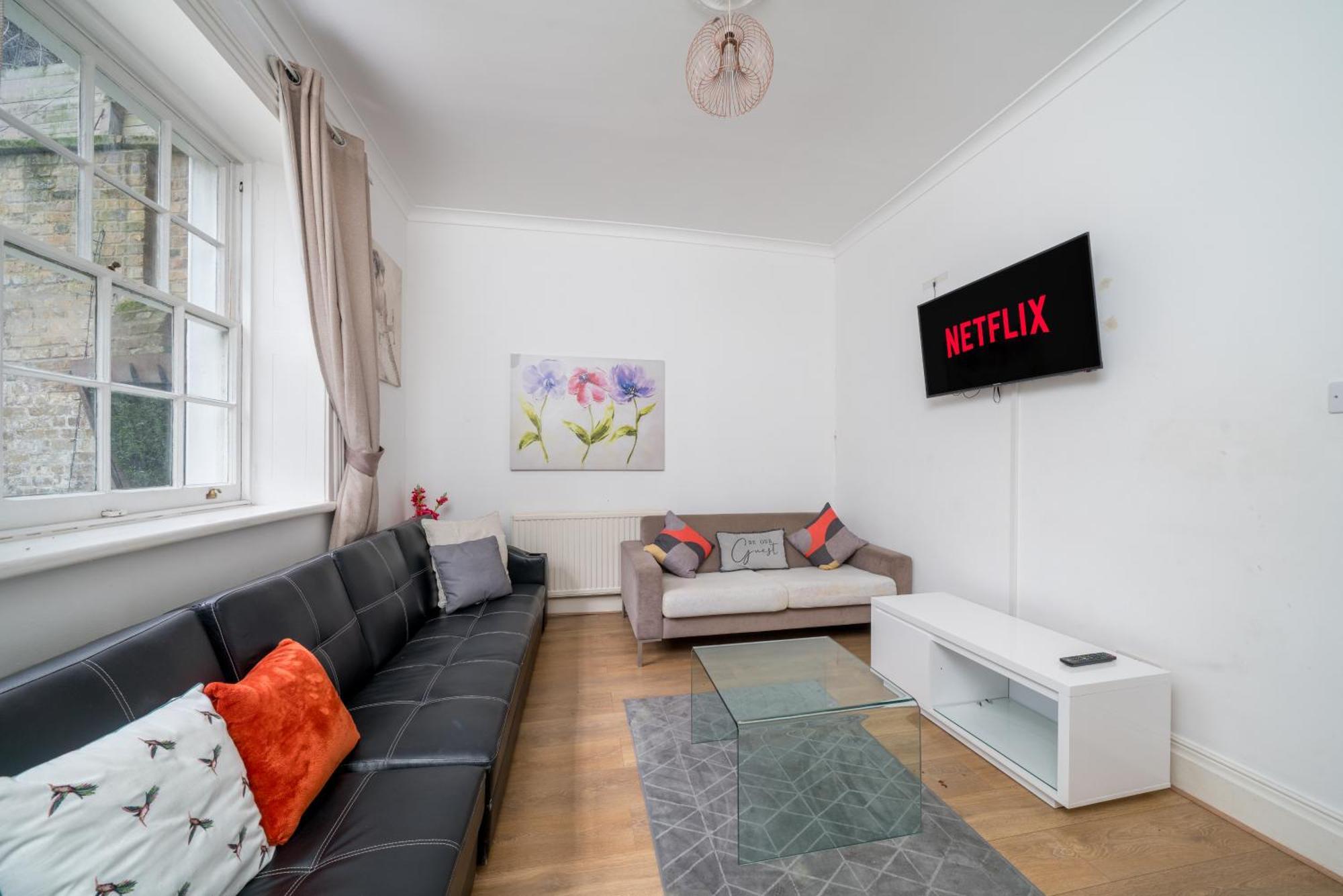 Canary Wharf - Spacious Near Excel Exhibition Centre, O2 Arena, Airport, Free Parking & Wifi Apartment *