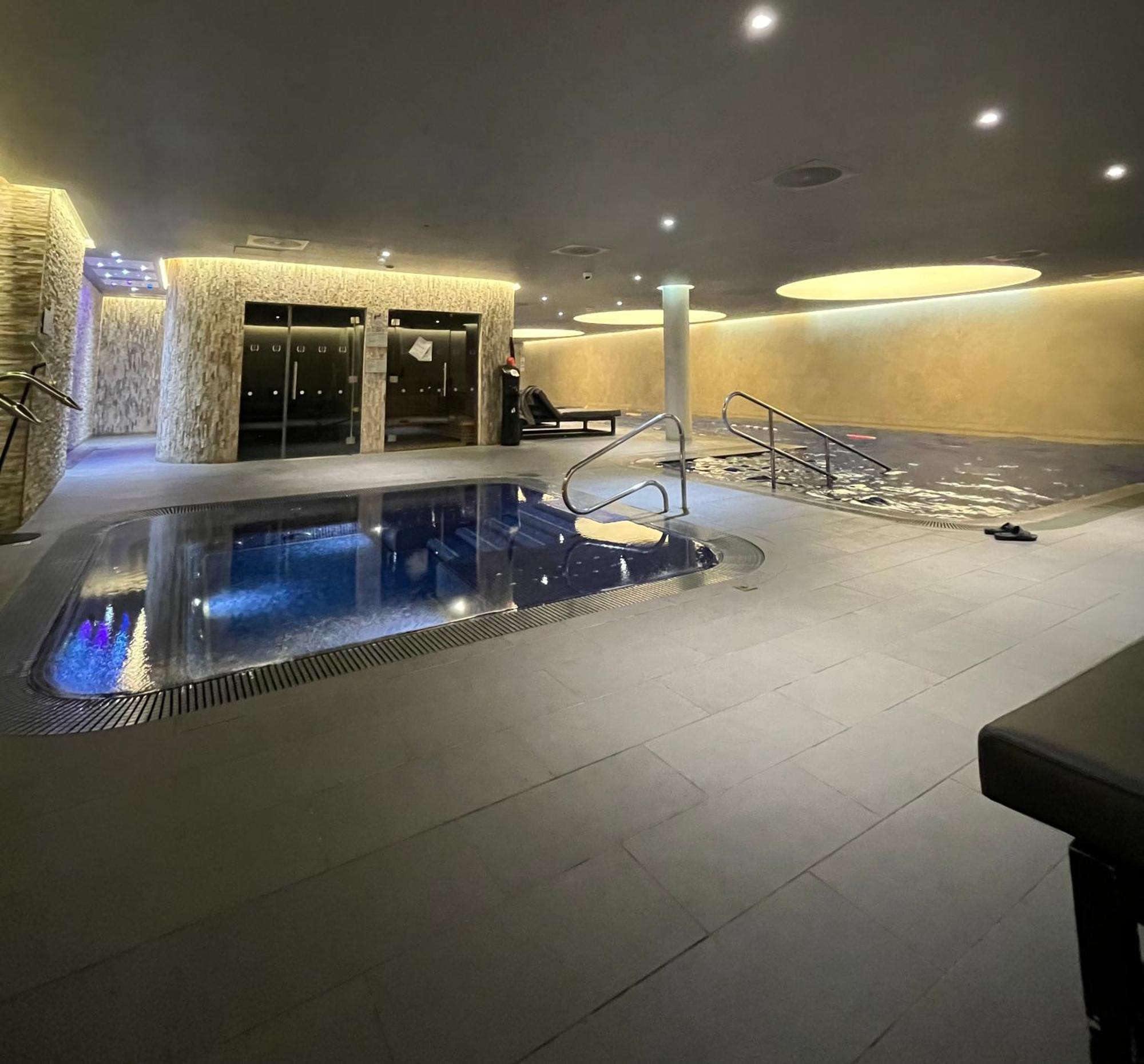 Luxury Modern 2 Bed Flat With Balcony And View - Canary Wharf Center Apartment *