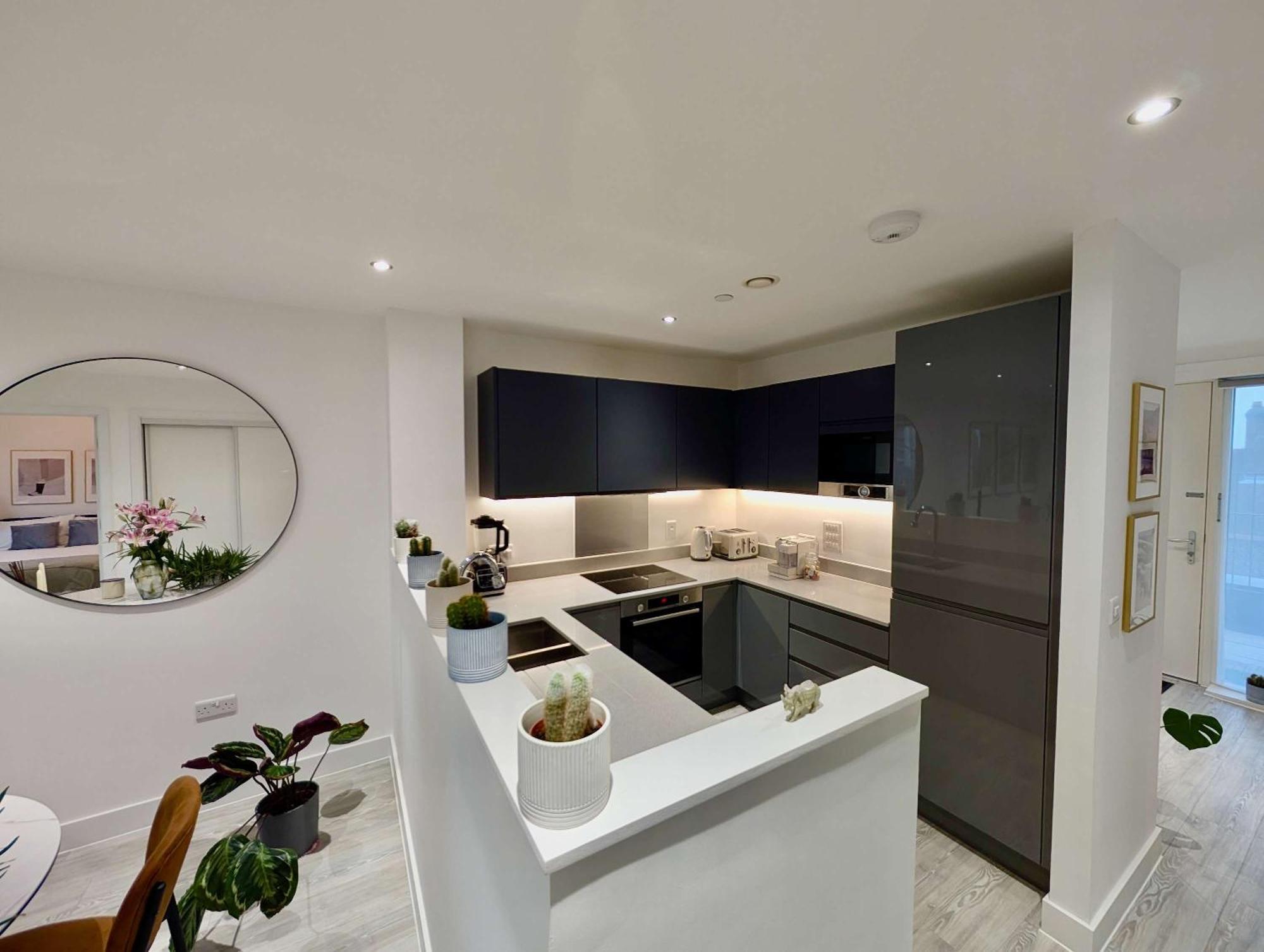 Charming Flat With Balcony In * London
