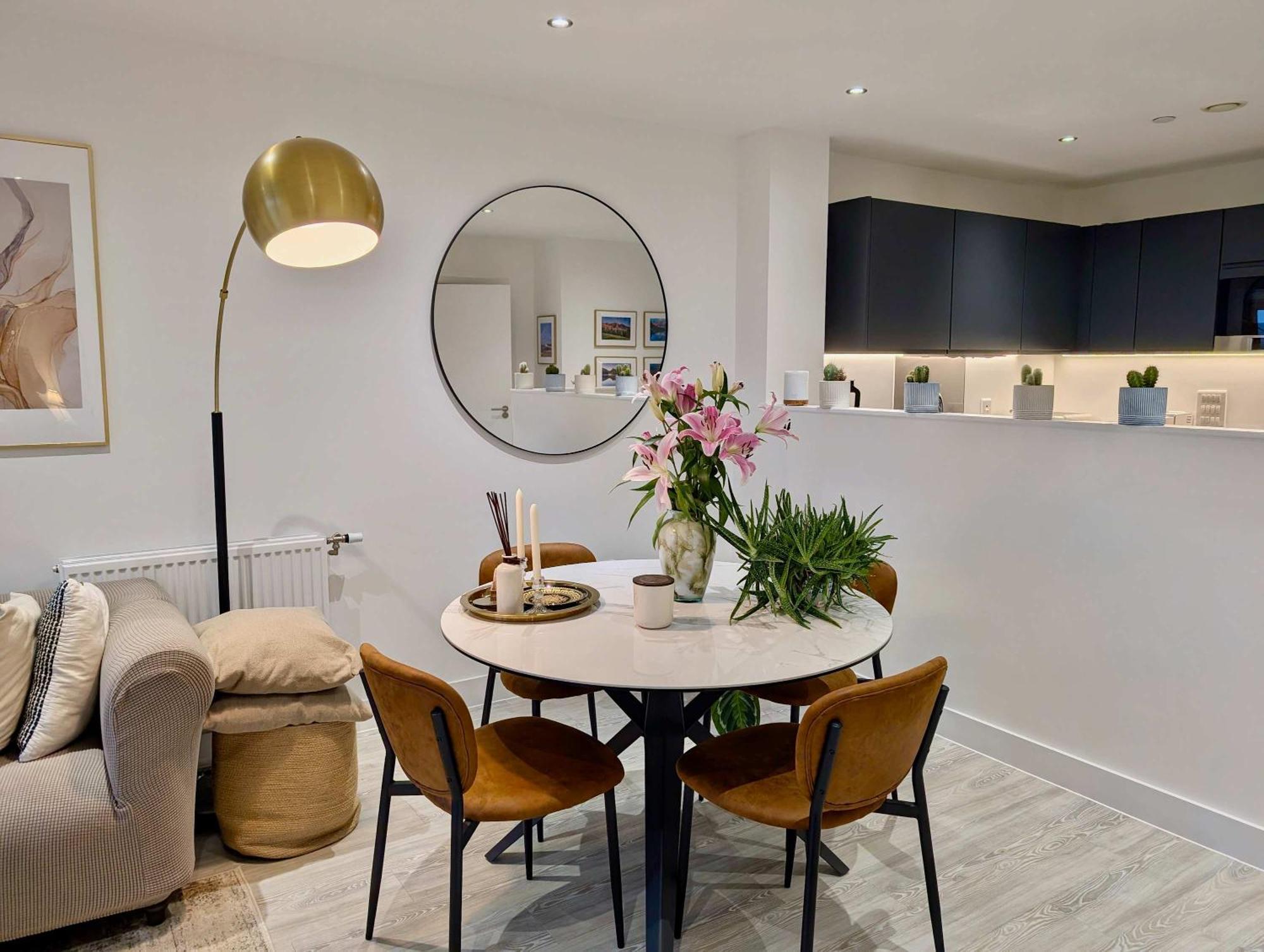 Charming Flat With Balcony In London