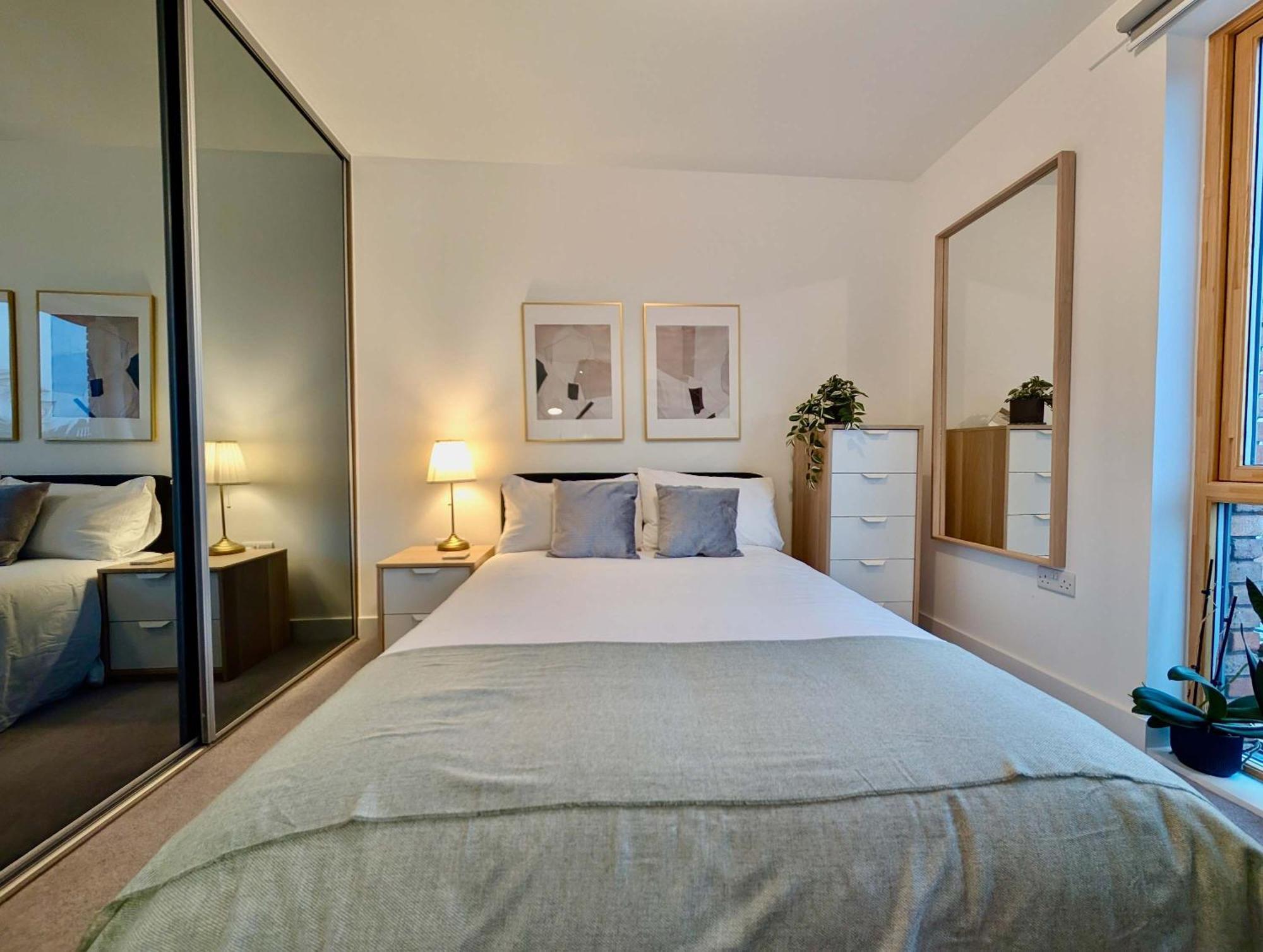 Charming Flat With Balcony In * London