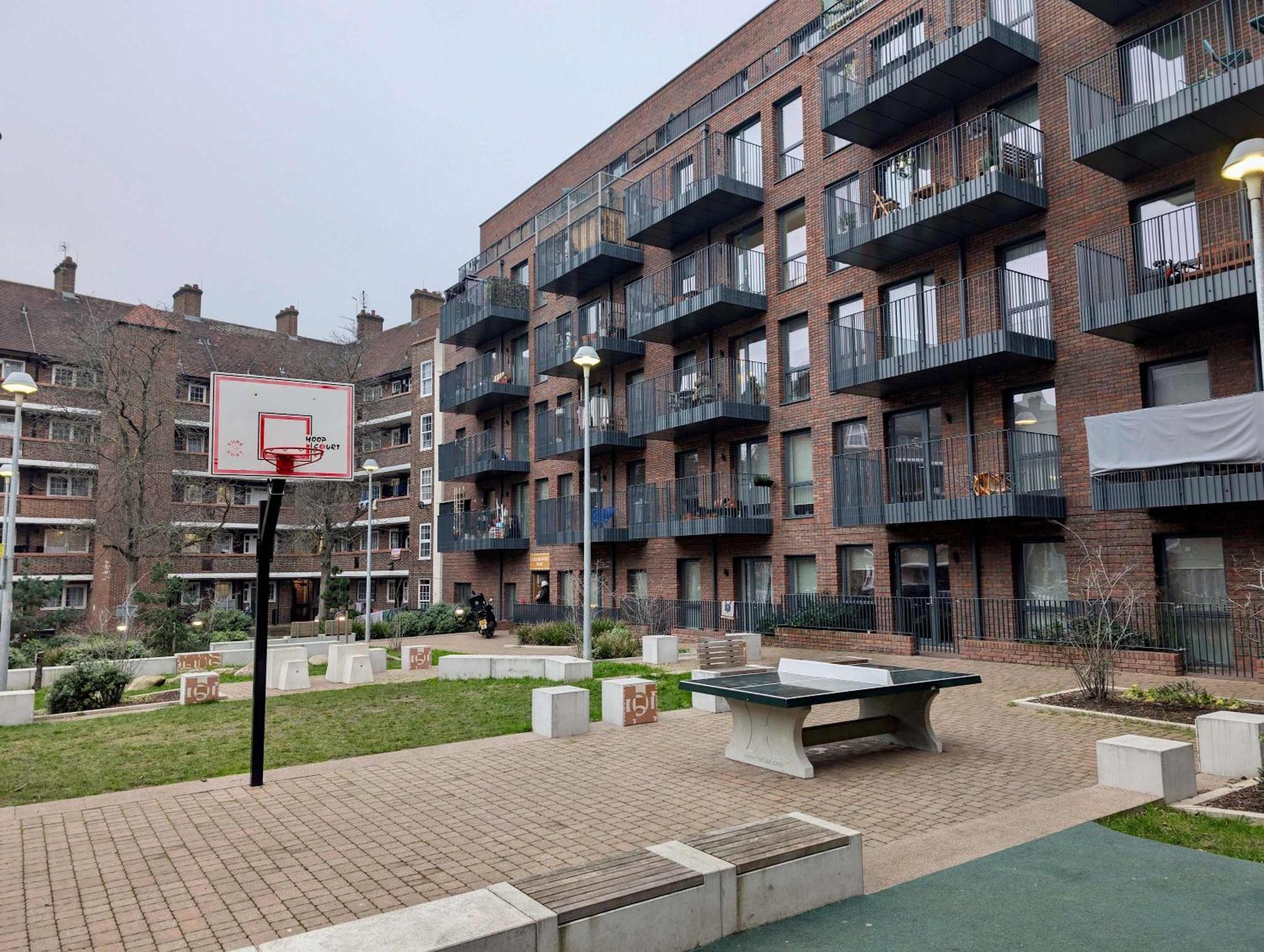 Charming Flat With Balcony In Apartment London