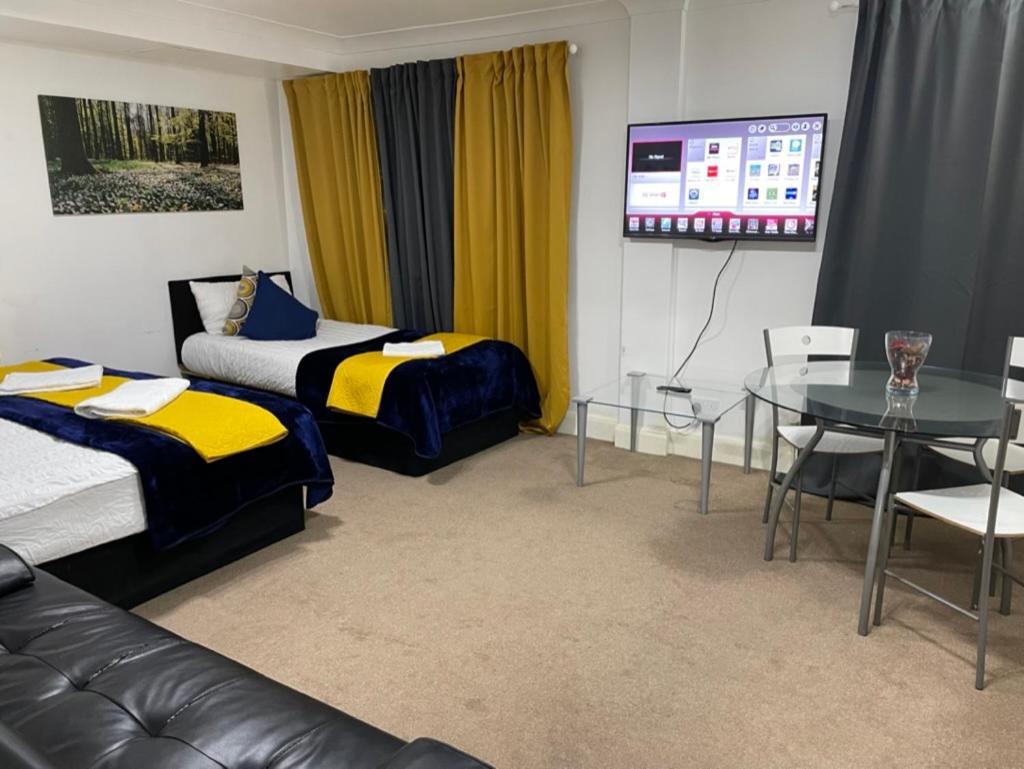 2 Bedrooms Modern Apartment, Full Kitchen, 5 Minutes Tube Station