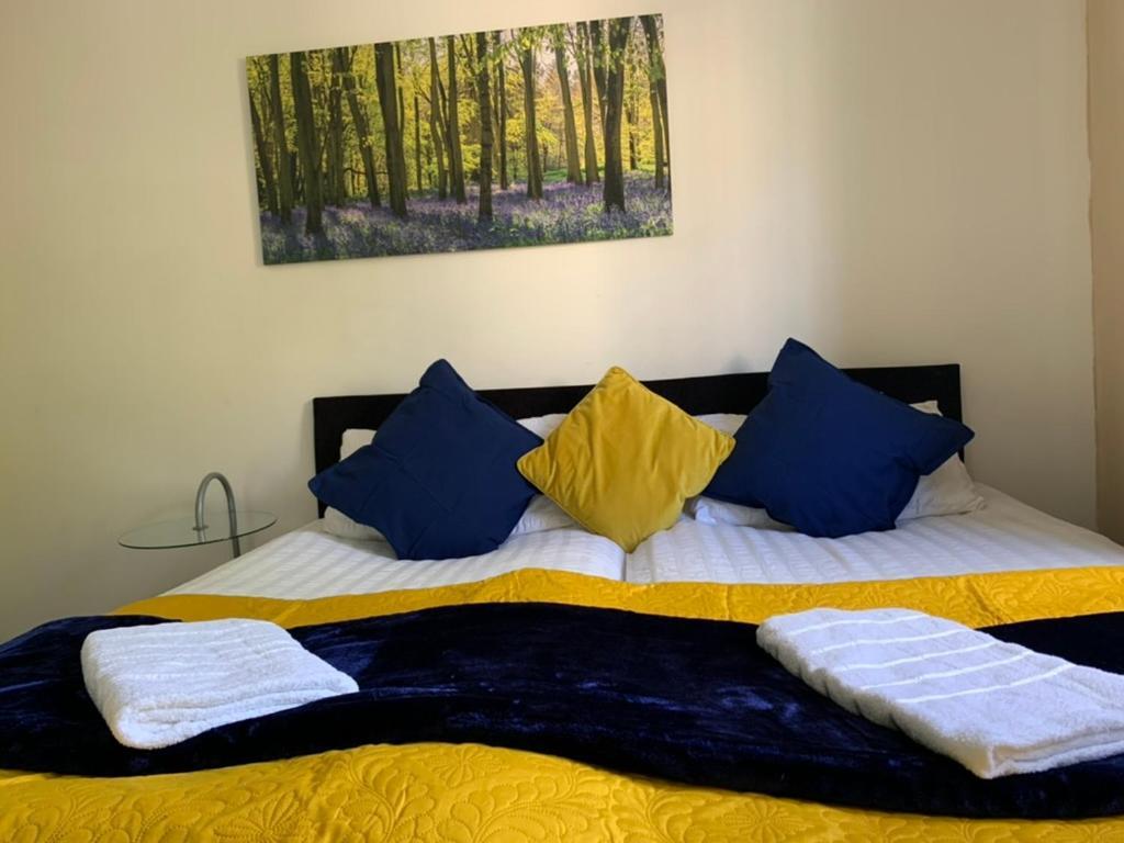 2 Bedrooms Modern Apartment, Full Kitchen, 5 Minutes Tube Station Apartment *
