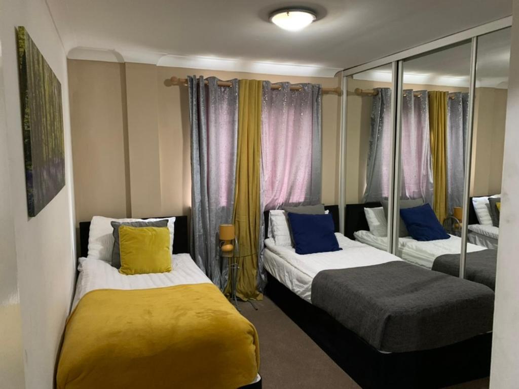 Apartment 2 Bedrooms Modern Apartment, Full Kitchen, 5 Minutes Tube Station London