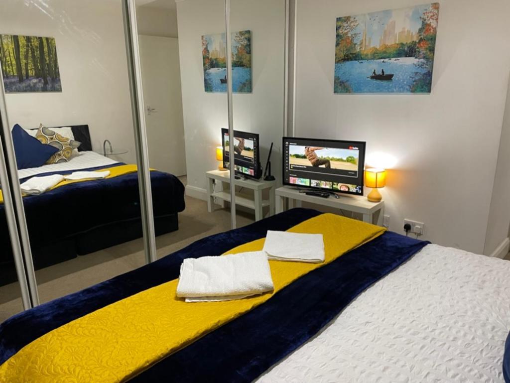 2 Bedrooms Modern Apartment, Full Kitchen, 5 Minutes Tube Station * London