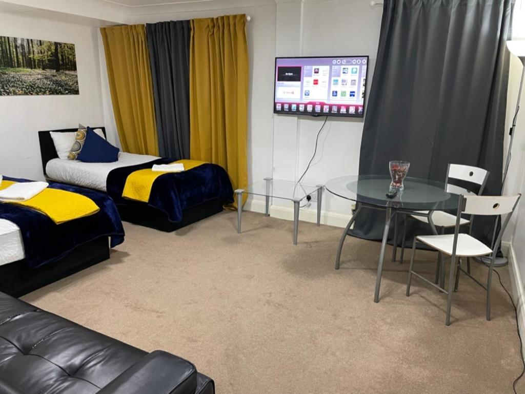 2 Bedrooms Modern Apartment, Full Kitchen, 5 Minutes Tube Station Apartment *